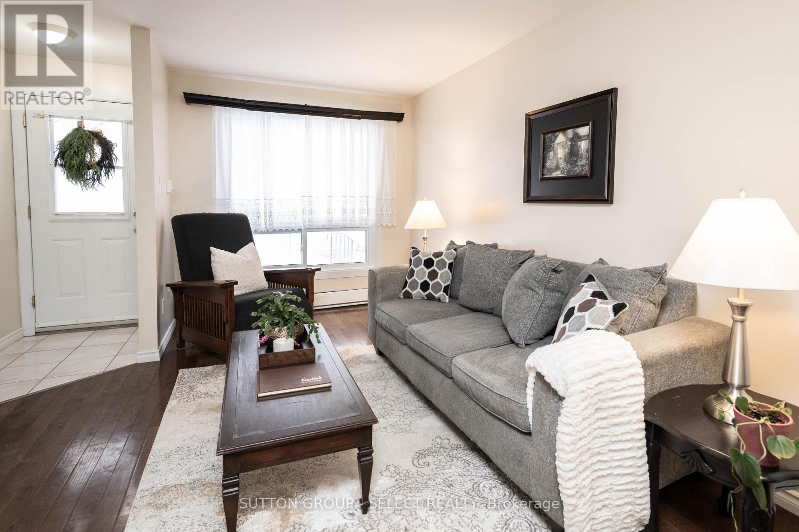G - 111 Wellesley Crescent, London East (East I), ON - Indoor Photo Showing Living Room