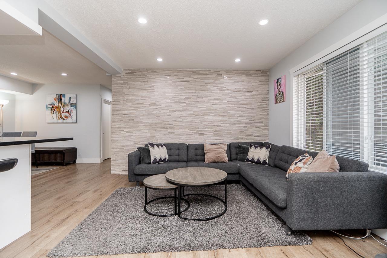 612 11901 89A Avenue, Delta, BC - Indoor Photo Showing Living Room