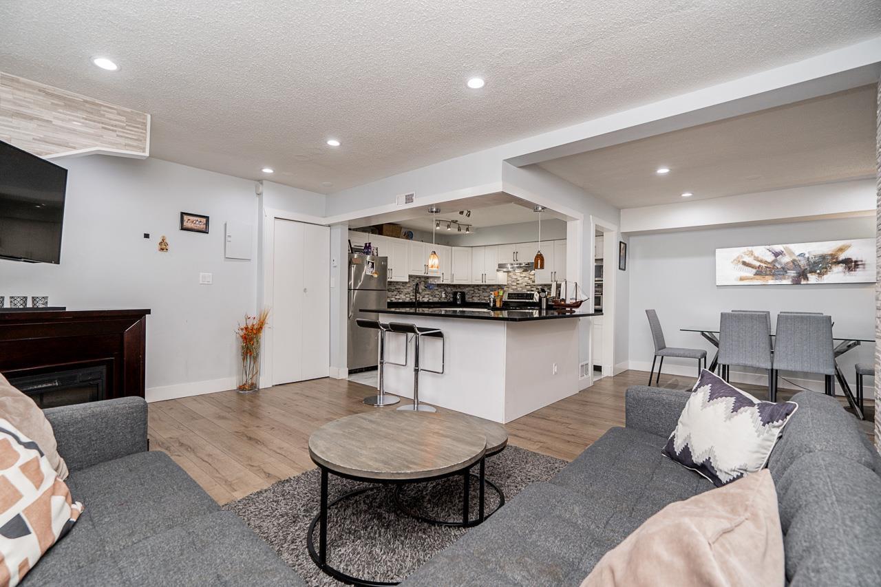 612 11901 89A Avenue, Delta, BC - Indoor Photo Showing Living Room