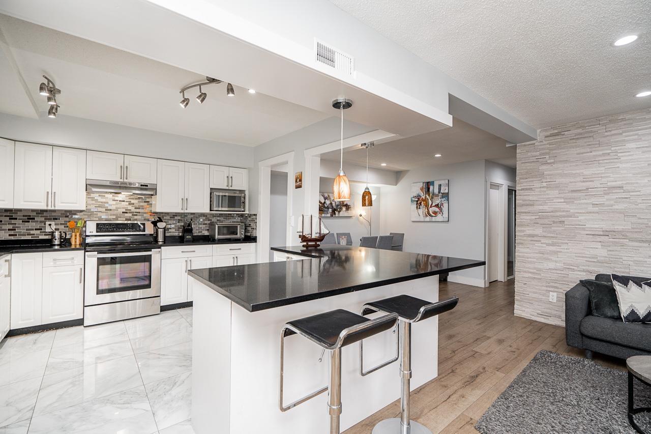 612 11901 89A Avenue, Delta, BC - Indoor Photo Showing Kitchen With Double Sink