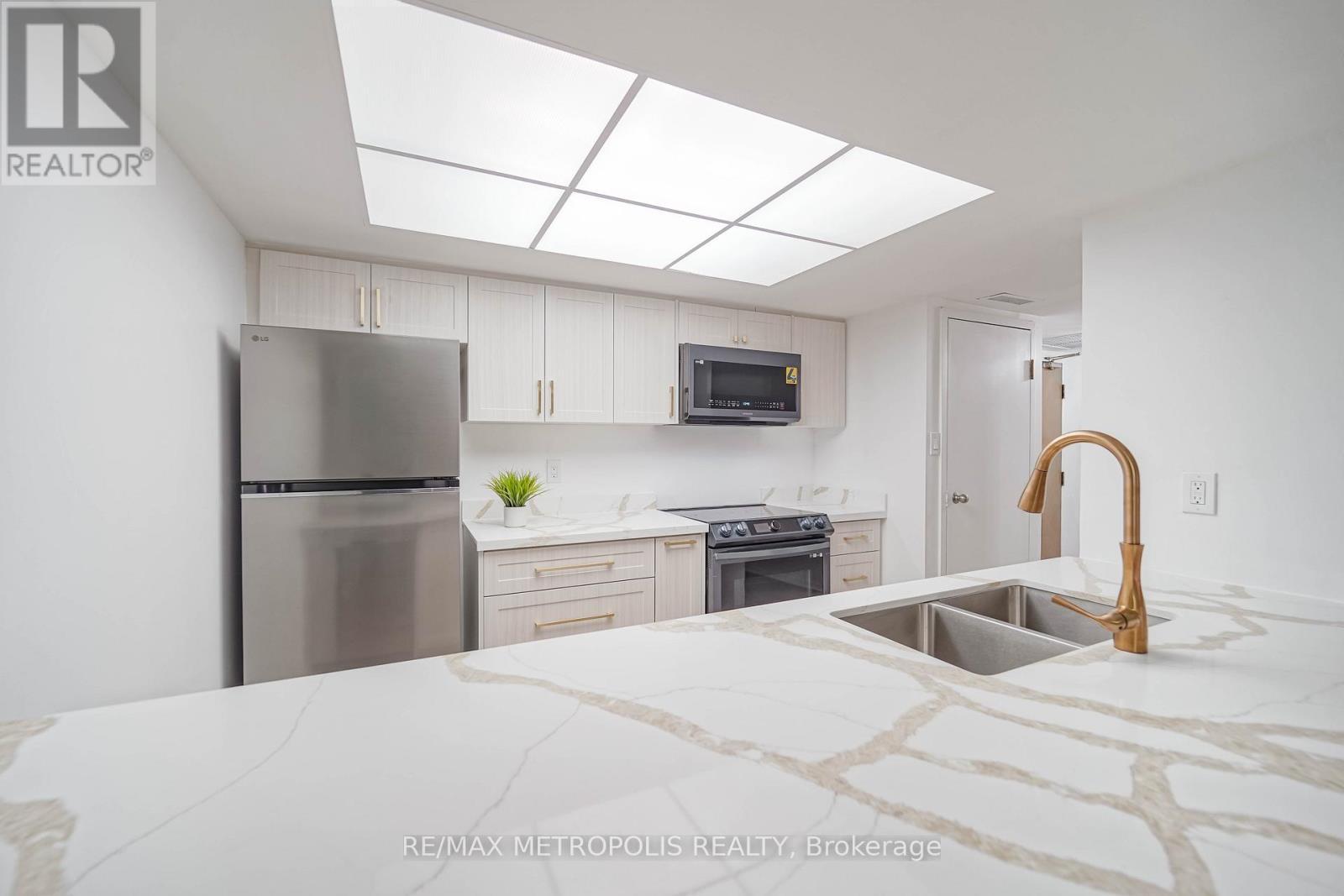 2908 - 1001 Bay Street, Toronto, ON - Indoor Photo Showing Kitchen With Double Sink With Upgraded Kitchen