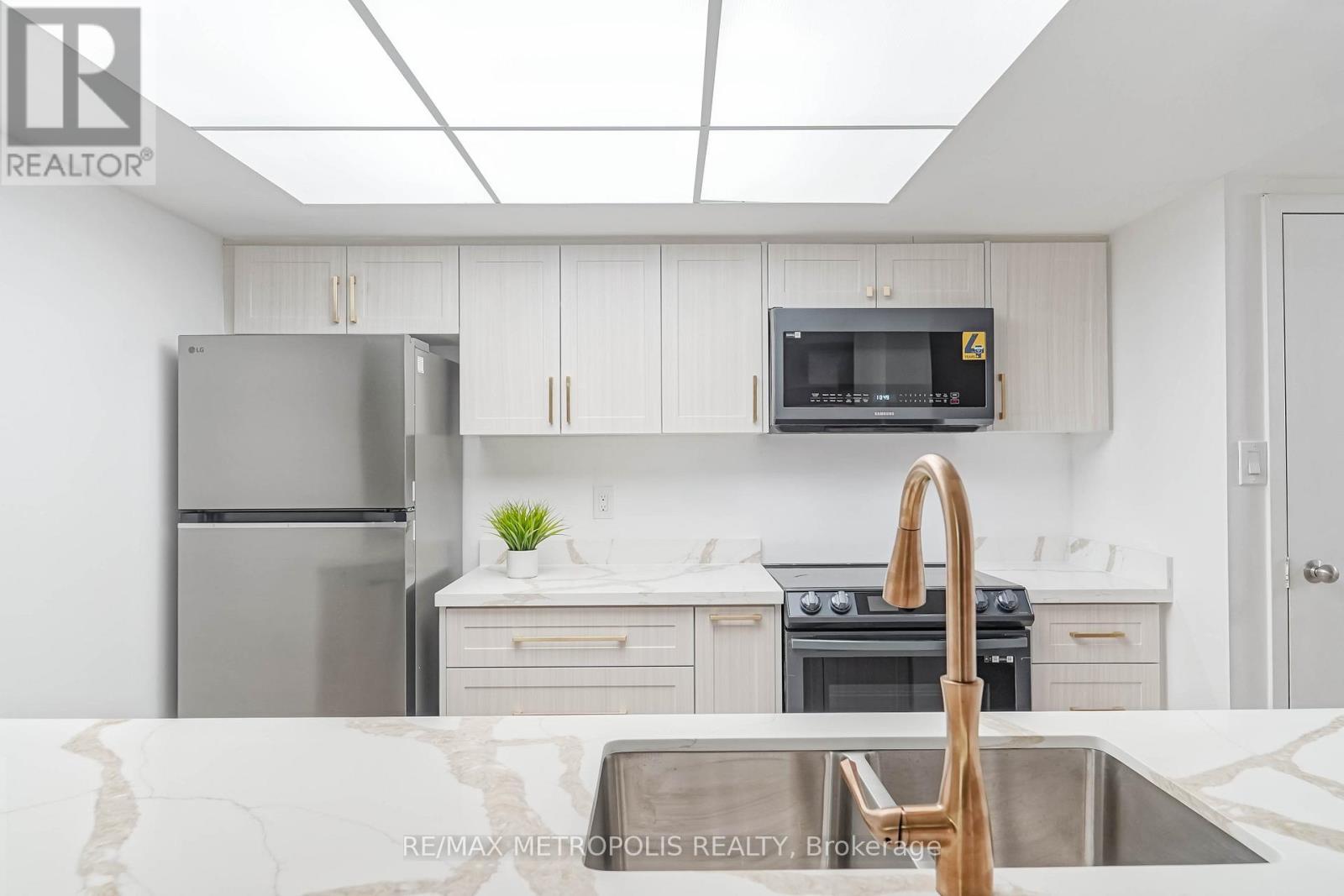 2908 - 1001 Bay Street, Toronto, ON - Indoor Photo Showing Kitchen With Double Sink