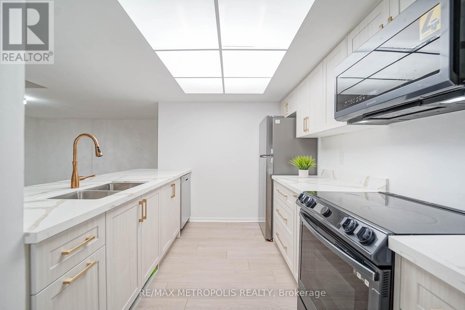 2908 - 1001 Bay Street, Toronto, ON - Indoor Photo Showing Kitchen With Double Sink