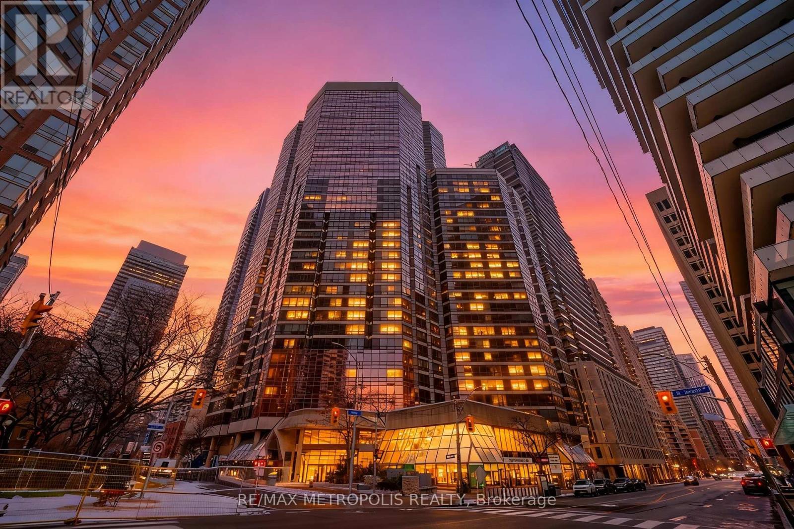 2908 - 1001 Bay Street, Toronto, ON - Outdoor With Facade