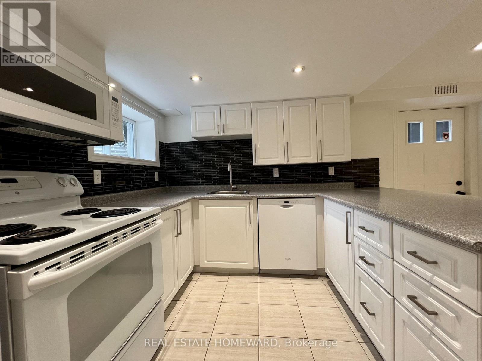 Lower - 220 Pape Avenue, Toronto, ON - Indoor Photo Showing Kitchen