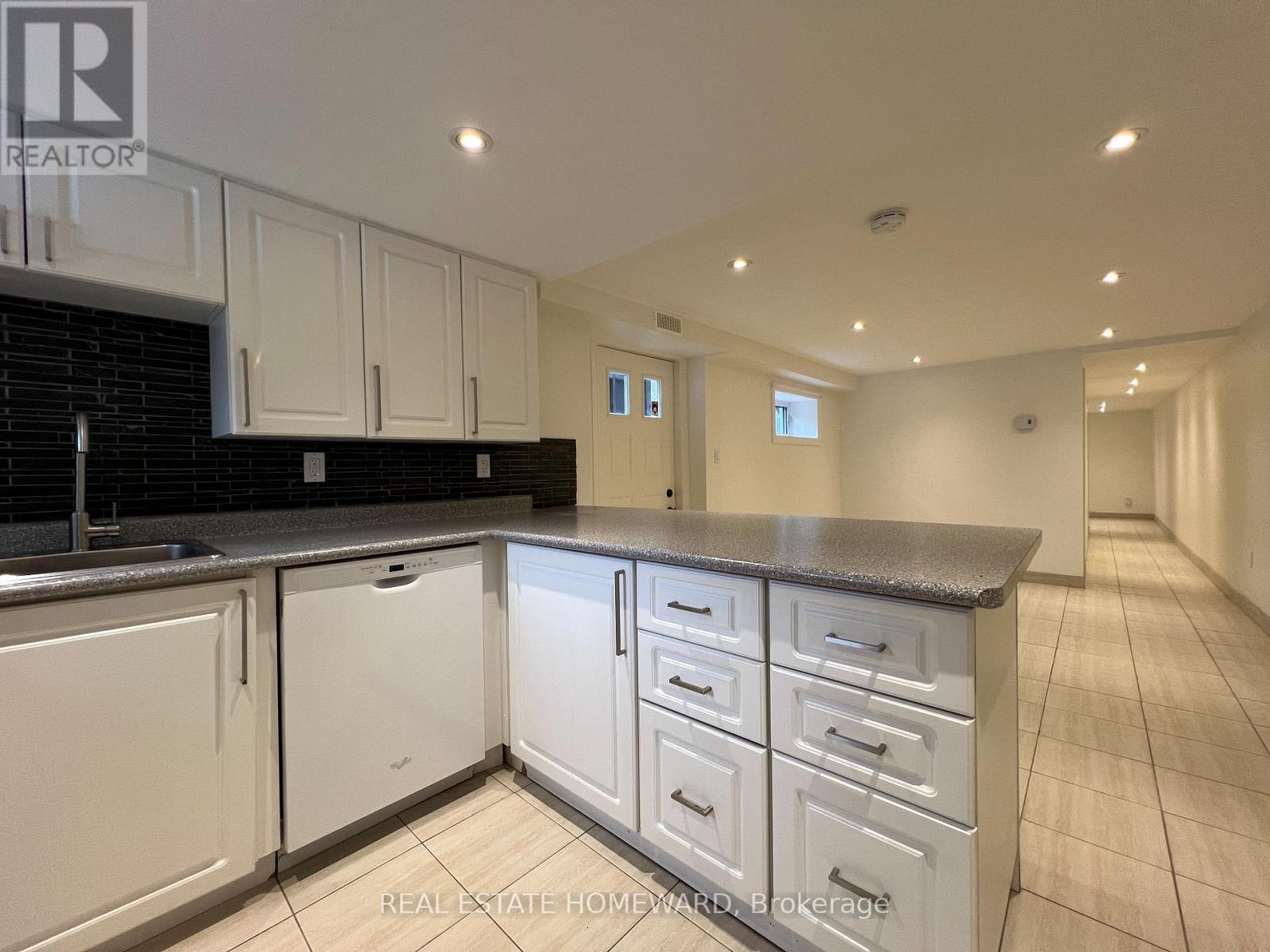 Lower - 220 Pape Avenue, Toronto, ON - Indoor Photo Showing Kitchen