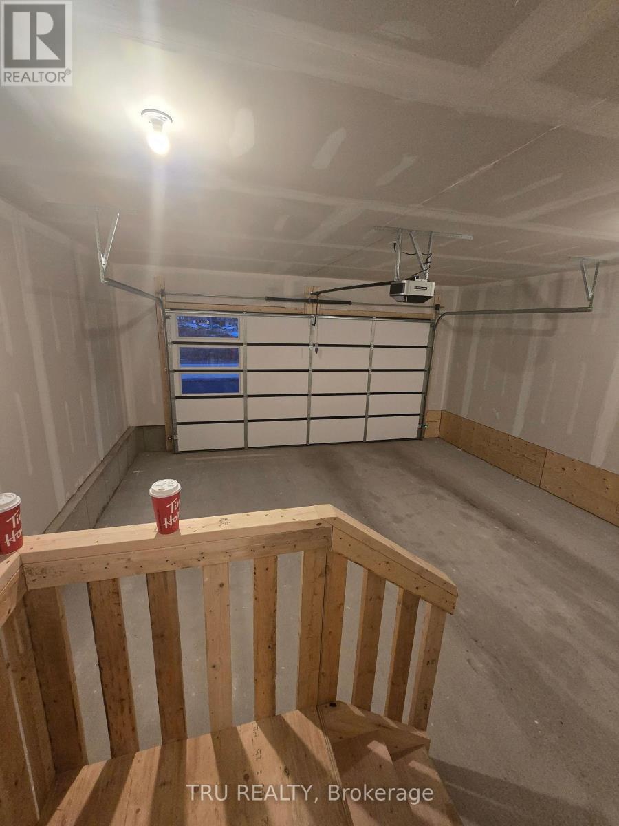 1608 Quarry Street, Russell, ON - Indoor Photo Showing Garage