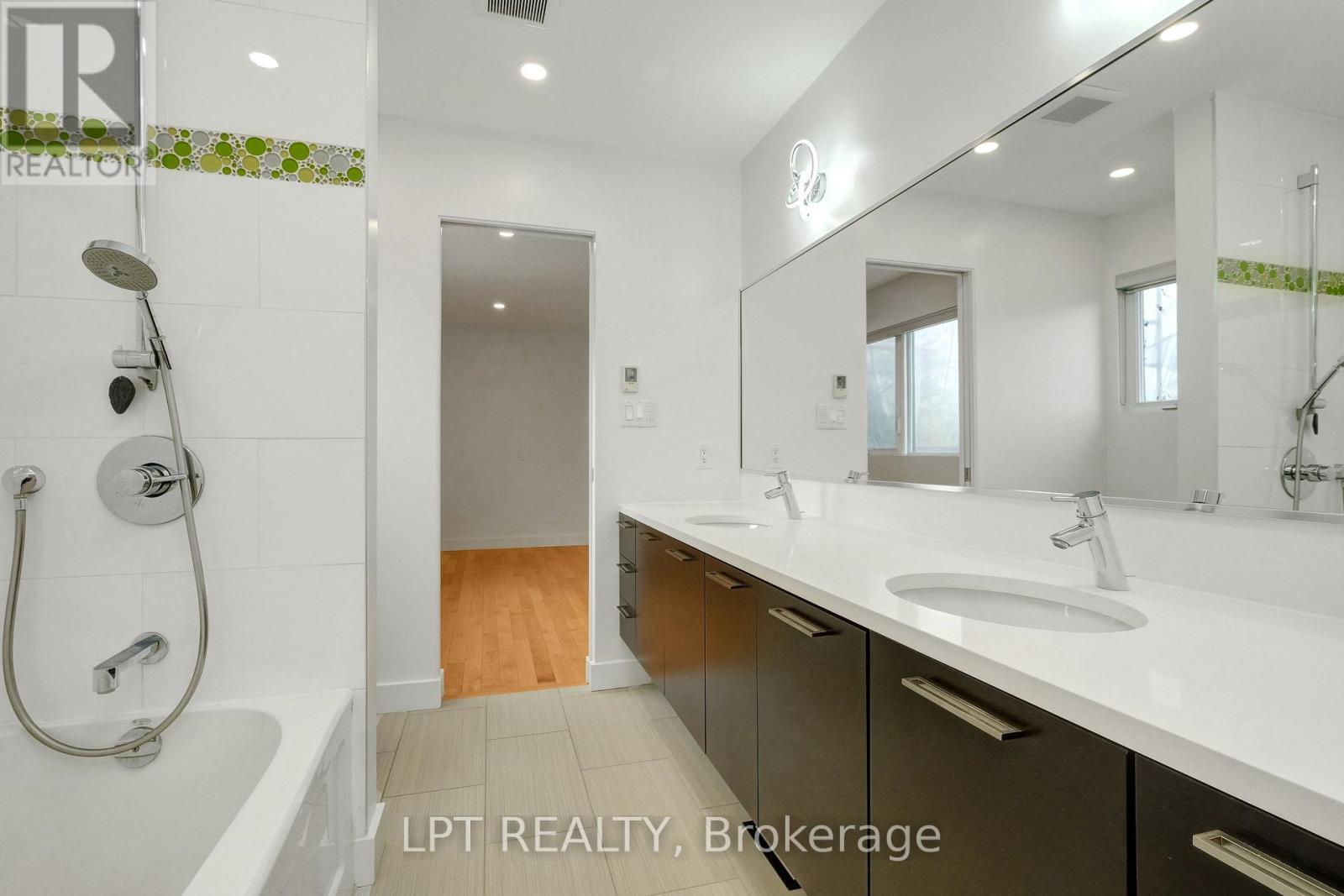 298 Crestview Road, Ottawa, ON - Indoor Photo Showing Bathroom