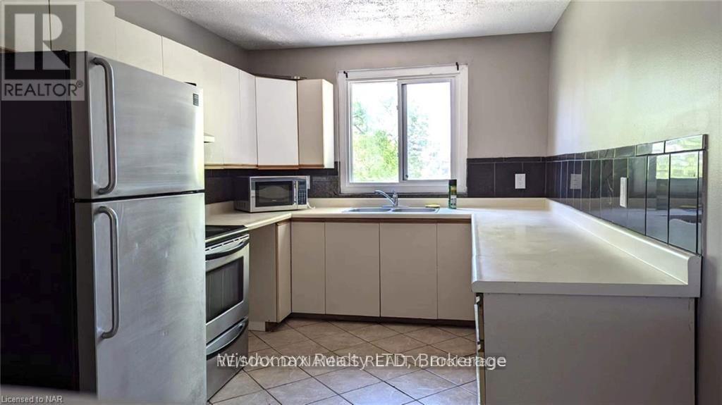 3838 Rebstock Road, Fort Erie (Crystal Beach), ON - Indoor Photo Showing Kitchen With Double Sink