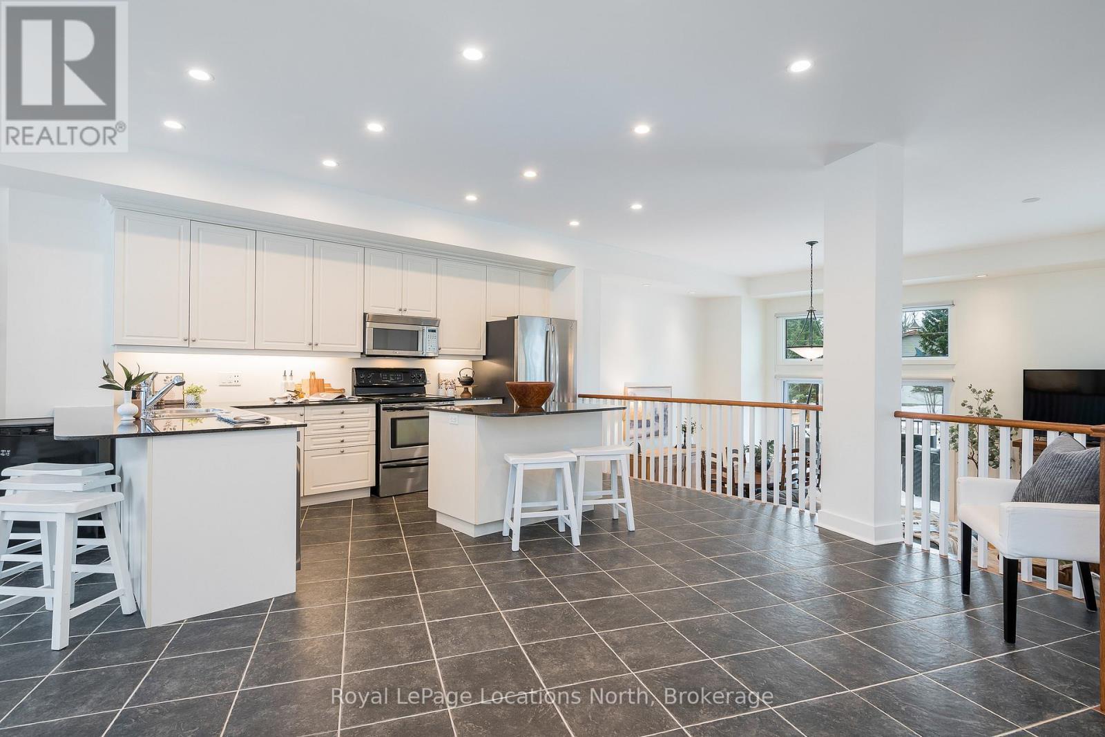 22 - 104 Farm Gate Road, Blue Mountains, ON - Indoor Photo Showing Kitchen With Upgraded Kitchen