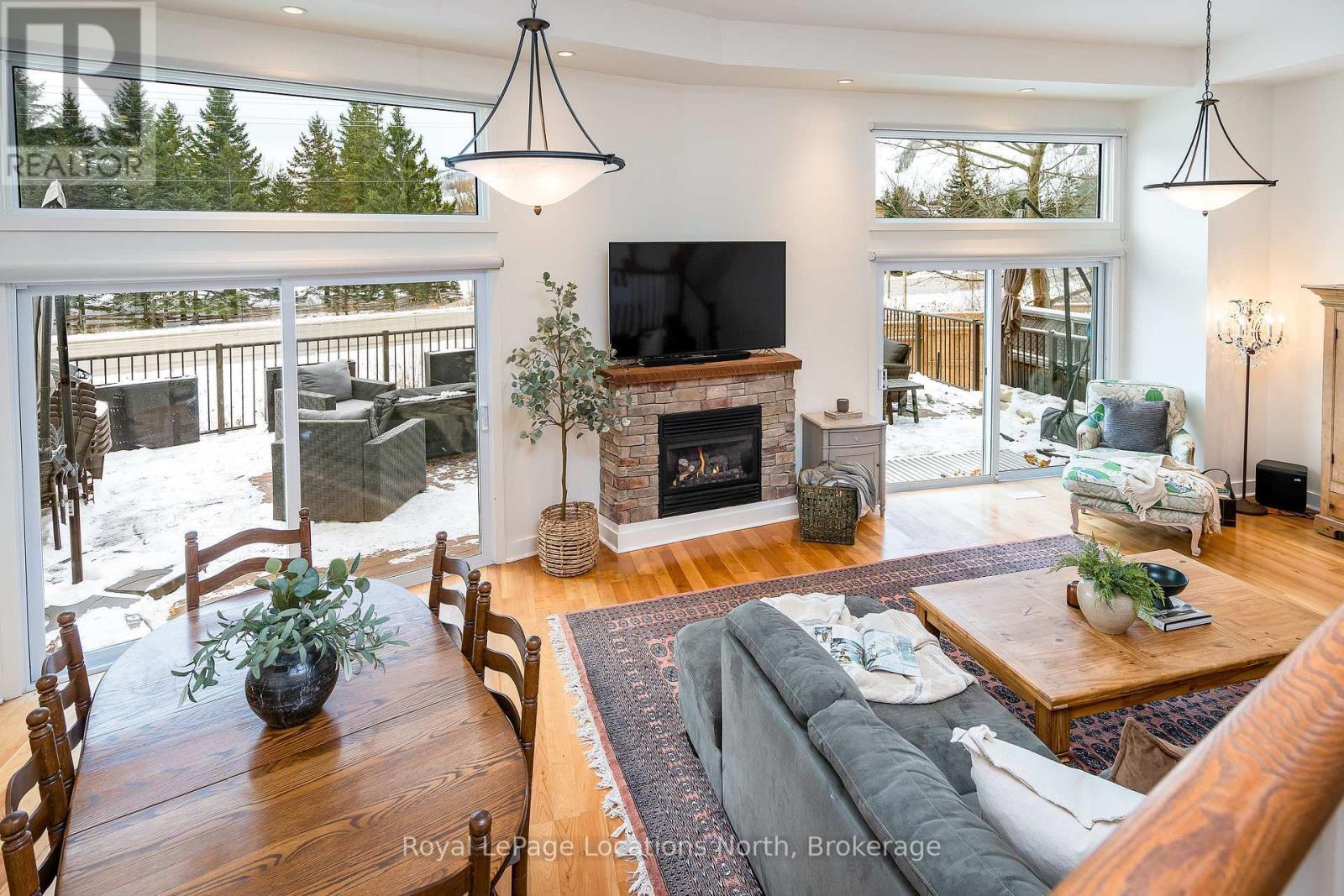 22 - 104 Farm Gate Road, Blue Mountains, ON - Indoor Photo Showing Living Room With Fireplace