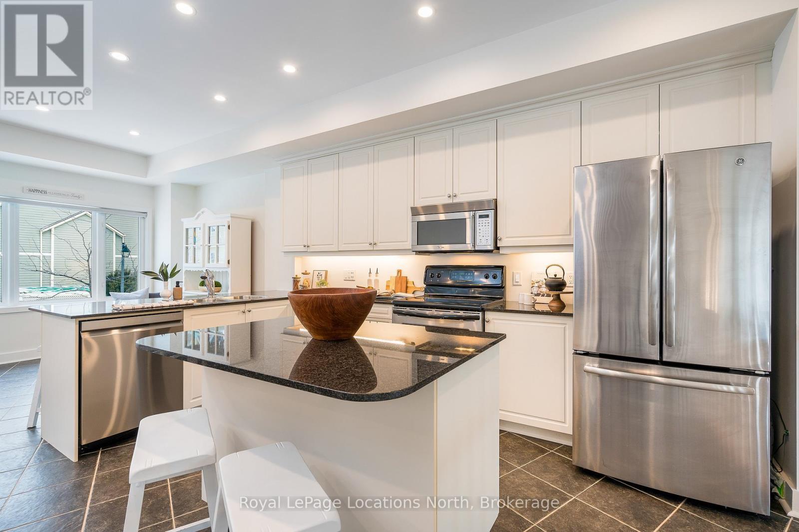 22 - 104 Farm Gate Road, Blue Mountains, ON - Indoor Photo Showing Kitchen With Upgraded Kitchen
