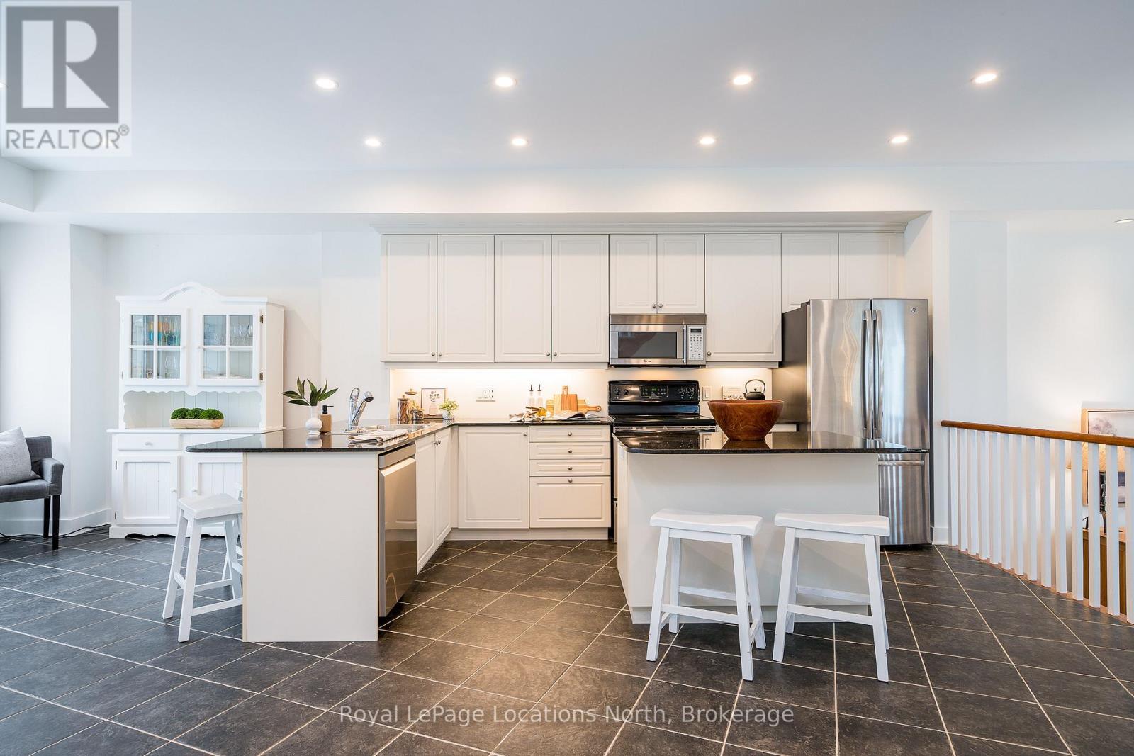 22 - 104 Farm Gate Road, Blue Mountains, ON - Indoor Photo Showing Kitchen With Upgraded Kitchen