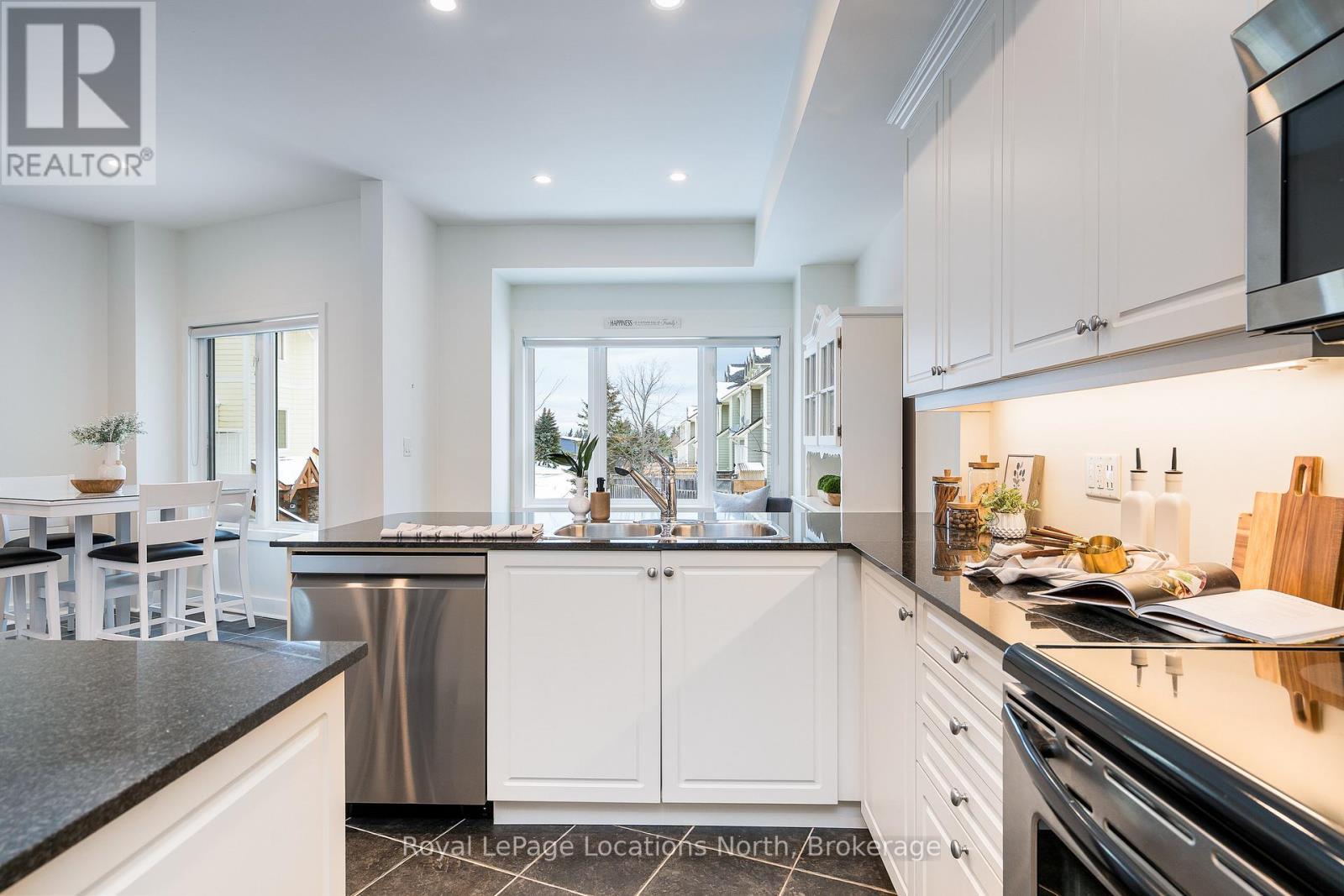 22 - 104 Farm Gate Road, Blue Mountains, ON - Indoor Photo Showing Kitchen