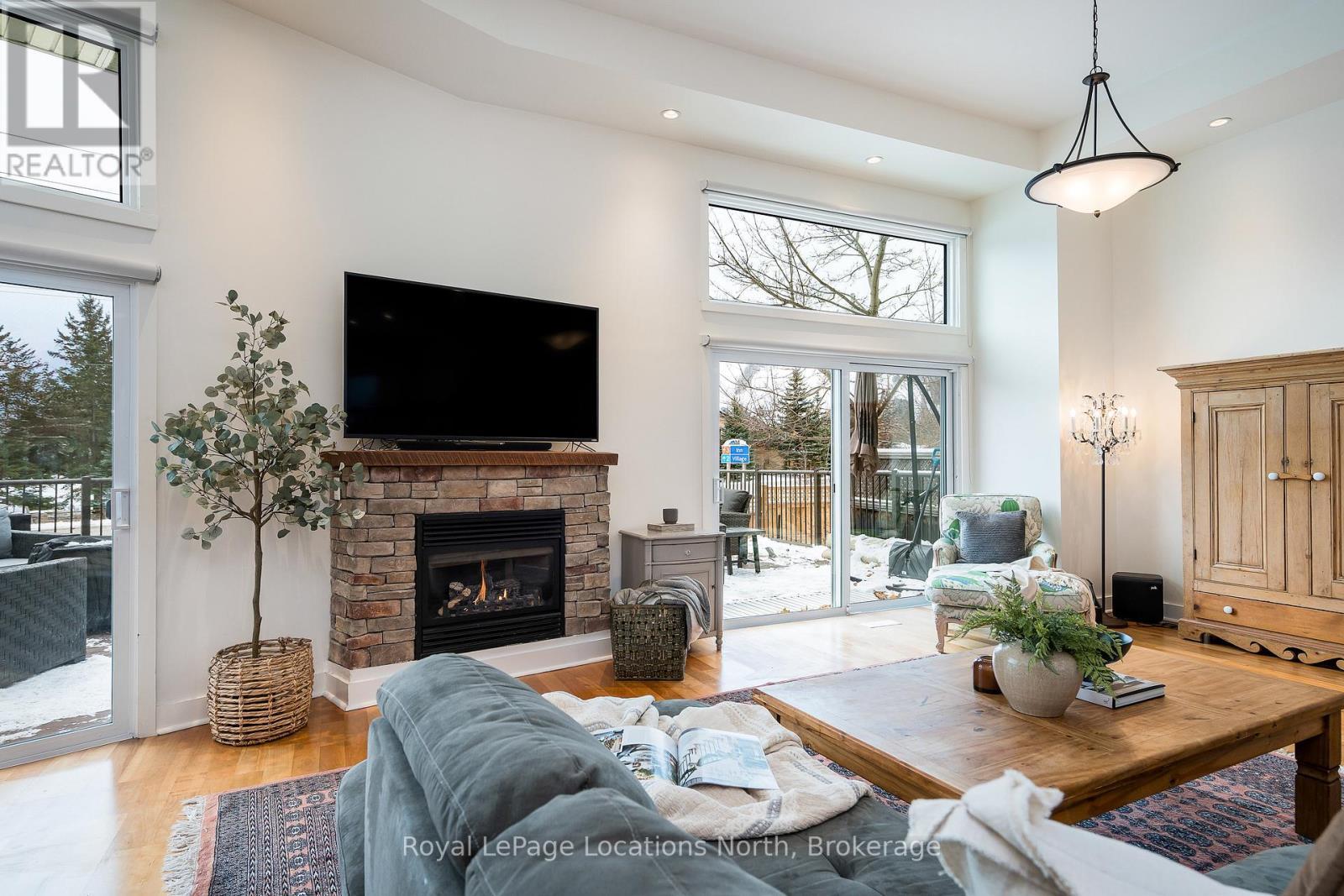 22 - 104 Farm Gate Road, Blue Mountains, ON - Indoor Photo Showing Living Room With Fireplace