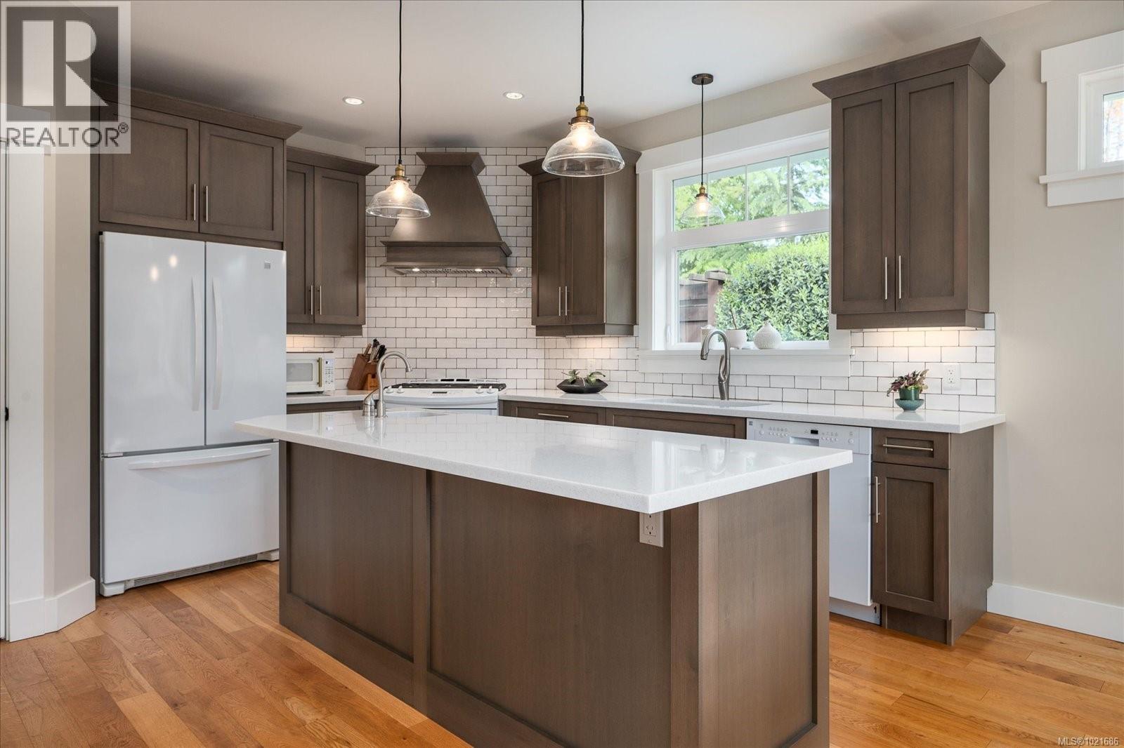 672 Lowry'S Rd, Parksville, BC - Indoor Photo Showing Kitchen With Upgraded Kitchen