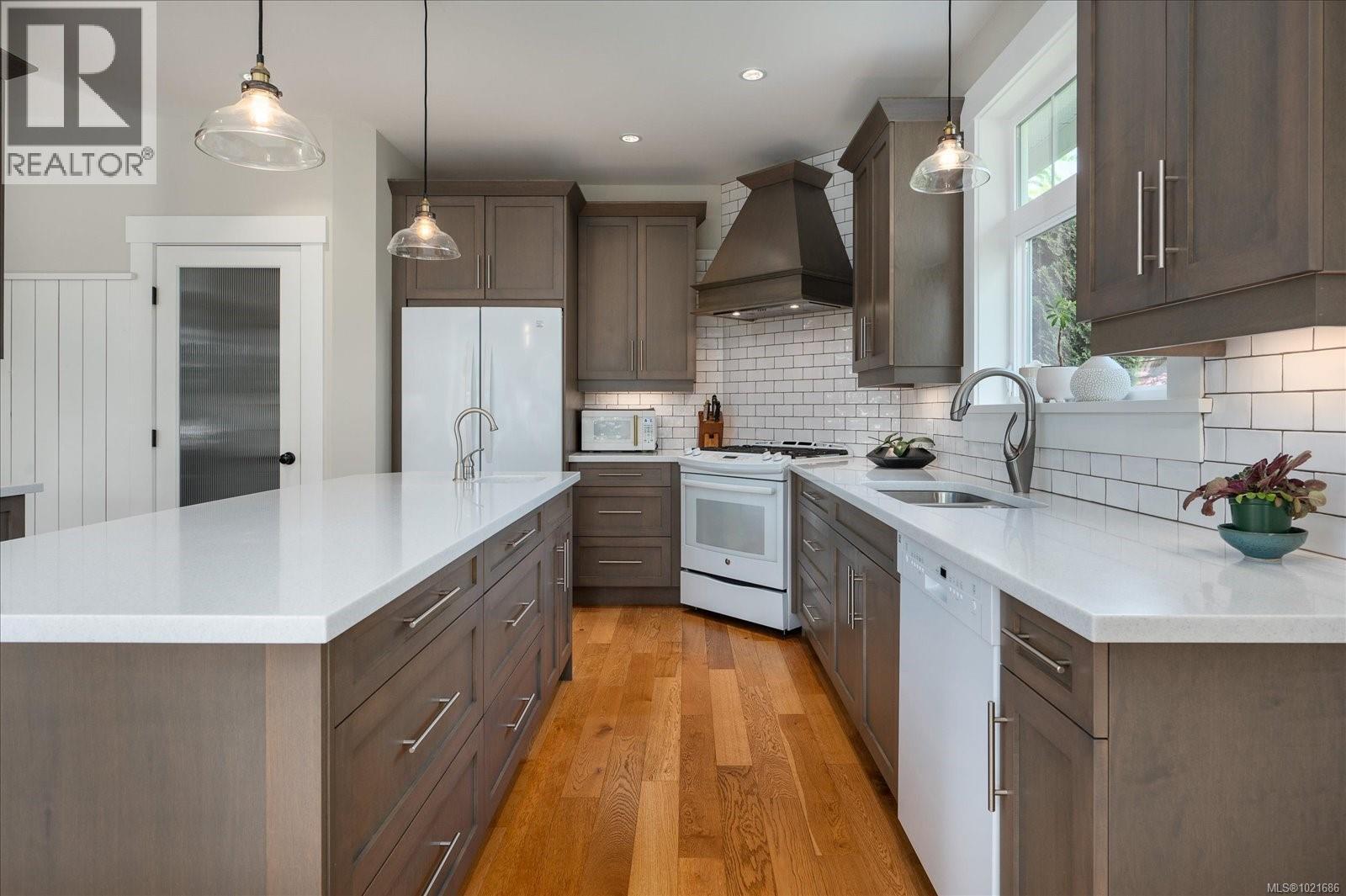 672 Lowry'S Rd, Parksville, BC - Indoor Photo Showing Kitchen With Upgraded Kitchen