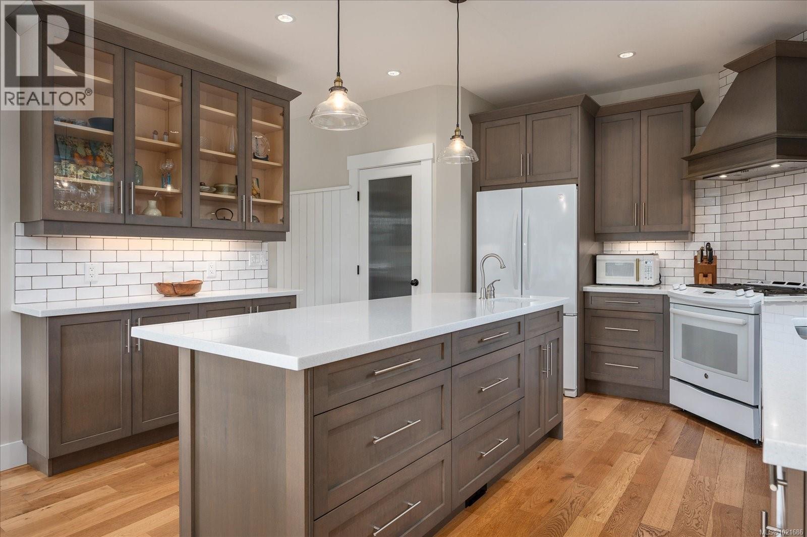 672 Lowry'S Rd, Parksville, BC - Indoor Photo Showing Kitchen