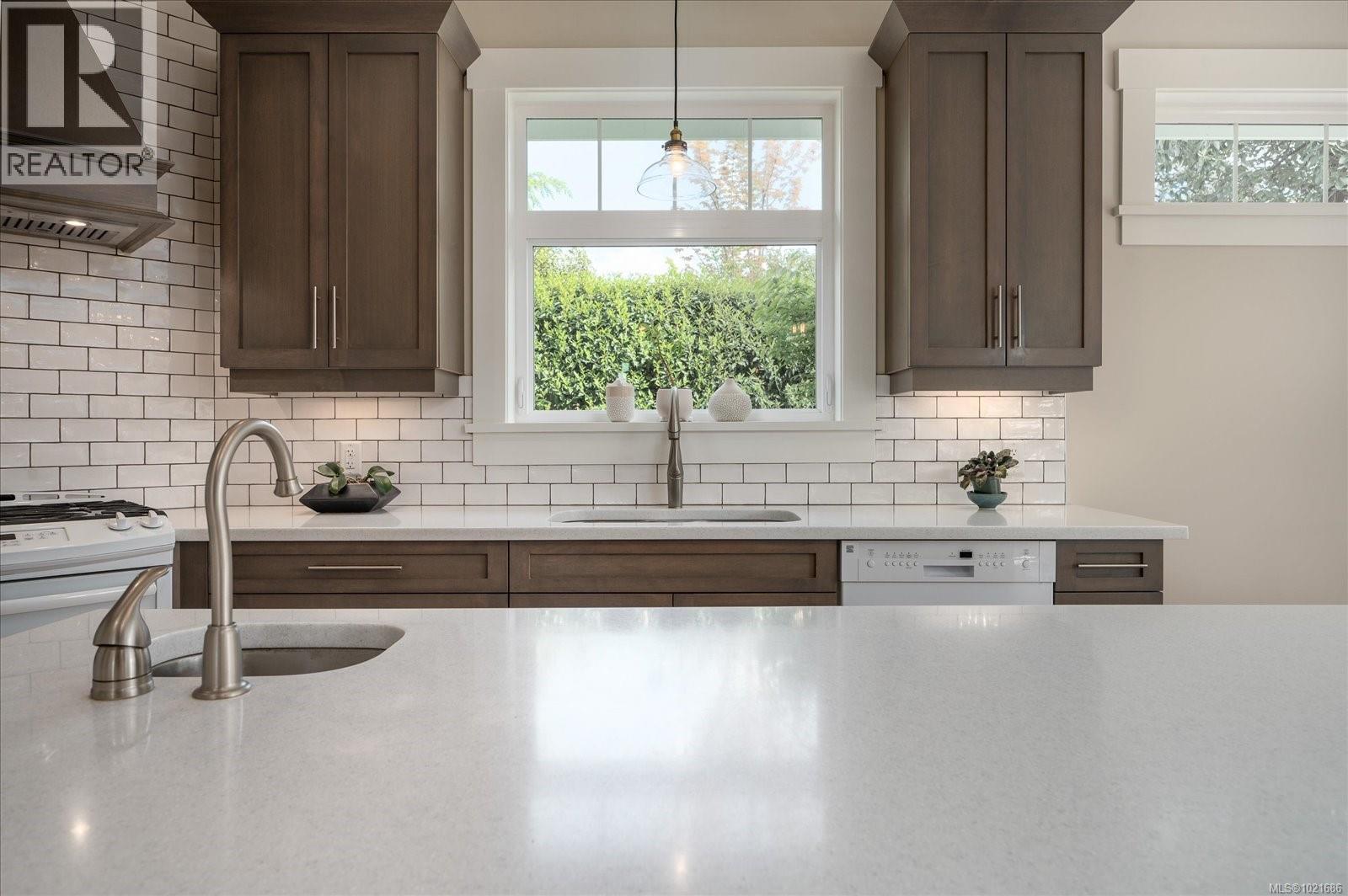 672 Lowry'S Rd, Parksville, BC - Indoor Photo Showing Kitchen With Upgraded Kitchen