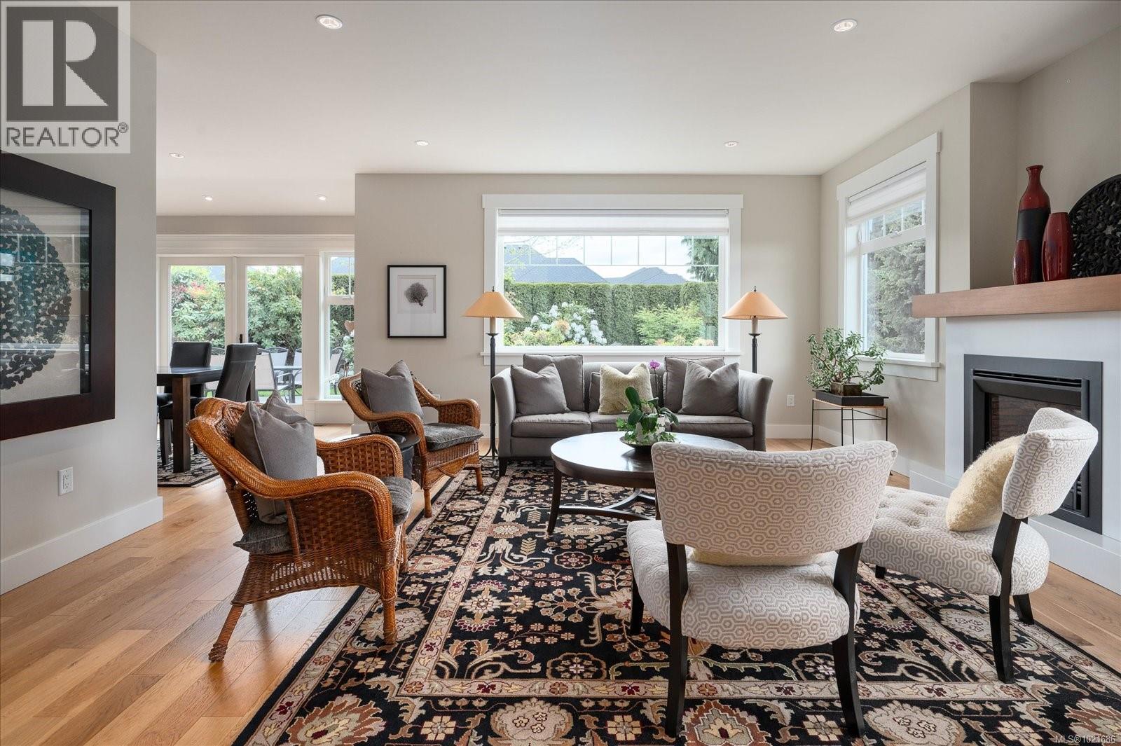 672 Lowry'S Rd, Parksville, BC - Indoor Photo Showing Living Room With Fireplace