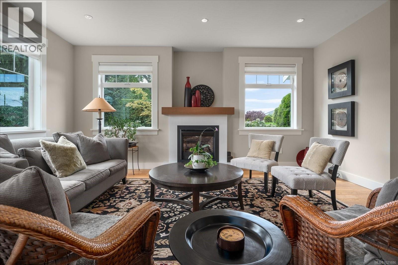 672 Lowry'S Rd, Parksville, BC - Indoor Photo Showing Living Room With Fireplace