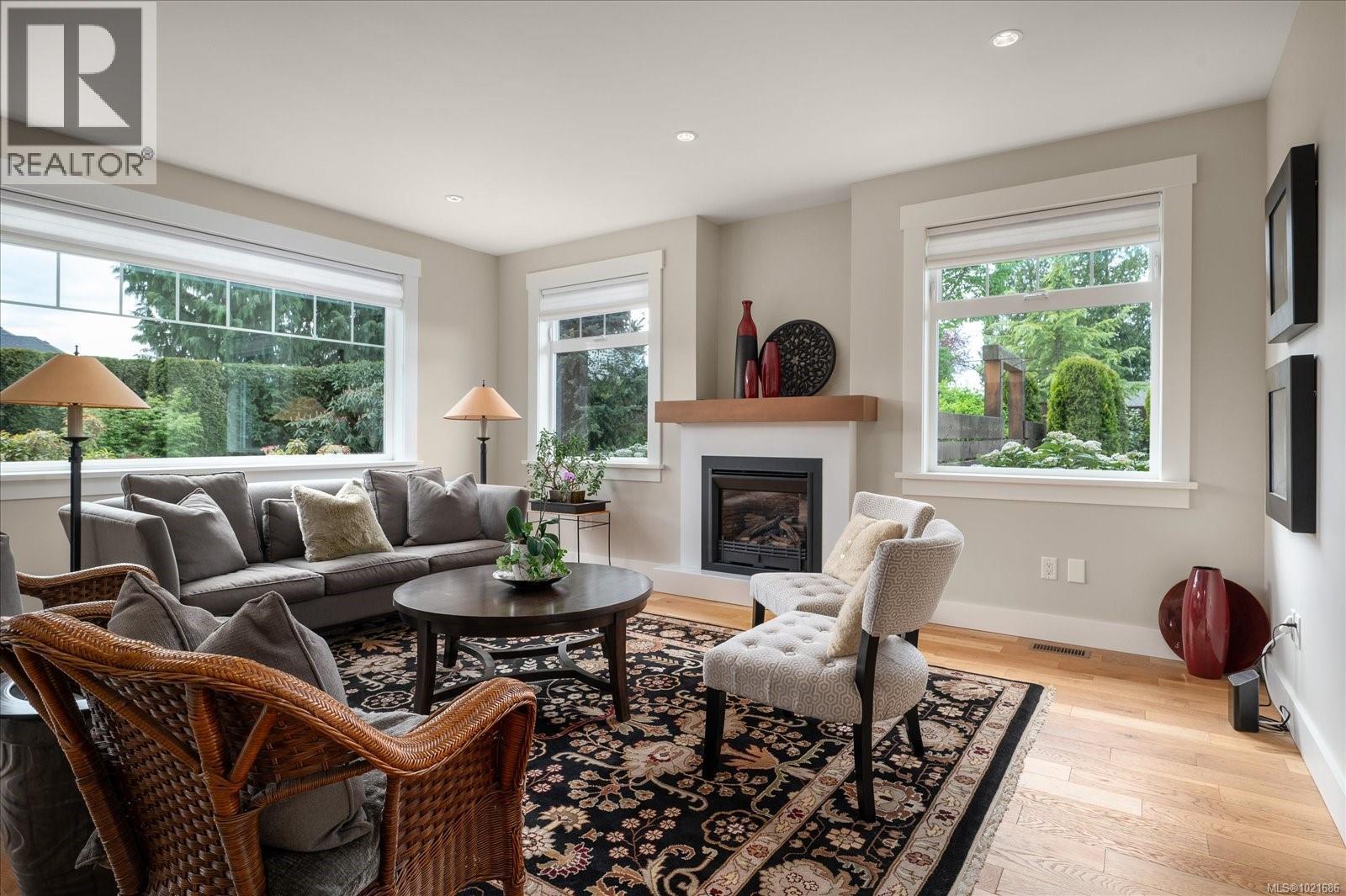 672 Lowry'S Rd, Parksville, BC - Indoor Photo Showing Living Room With Fireplace