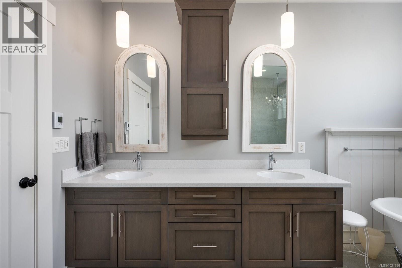 672 Lowry'S Rd, Parksville, BC - Indoor Photo Showing Bathroom