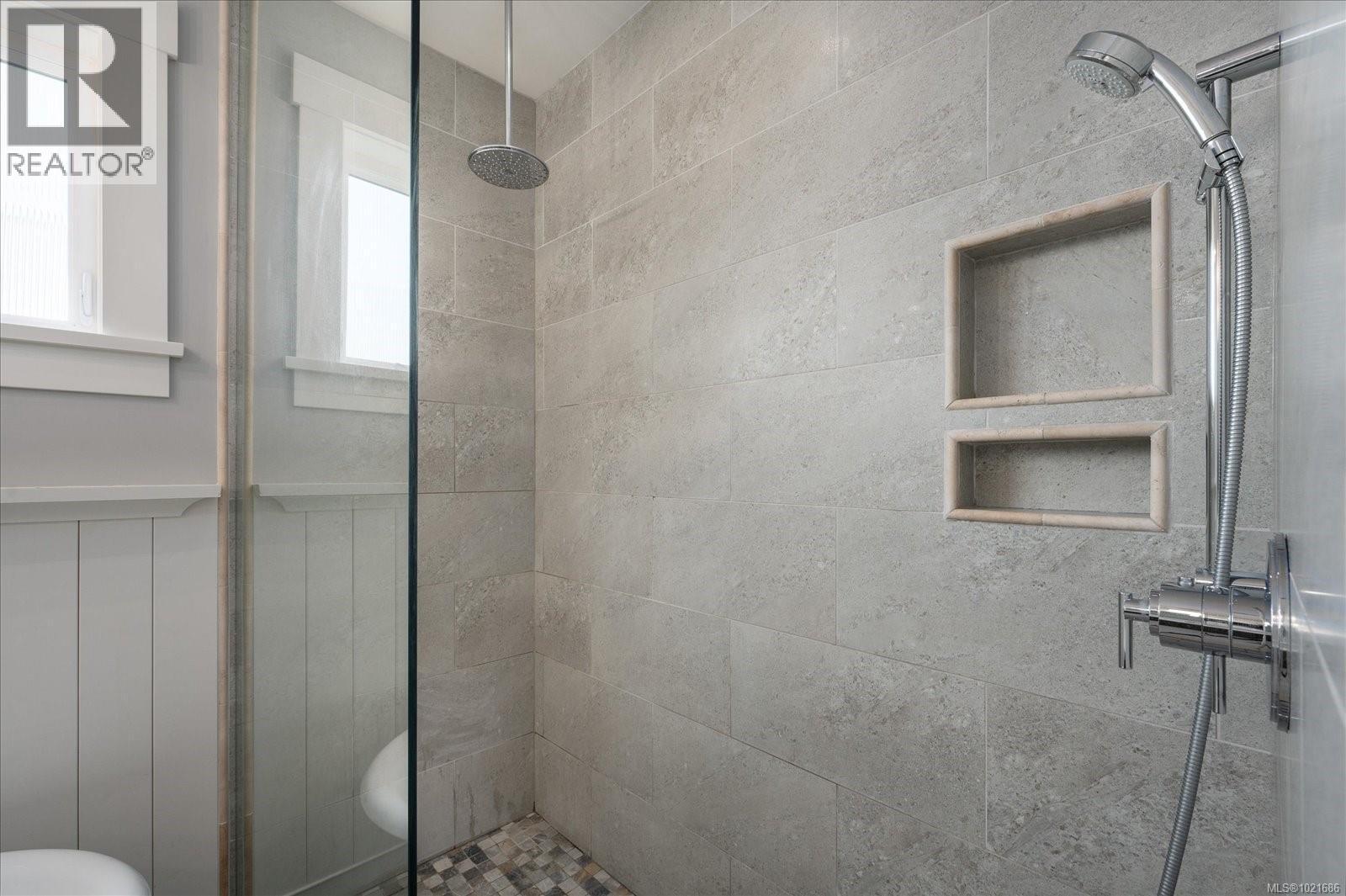 672 Lowry'S Rd, Parksville, BC - Indoor Photo Showing Bathroom