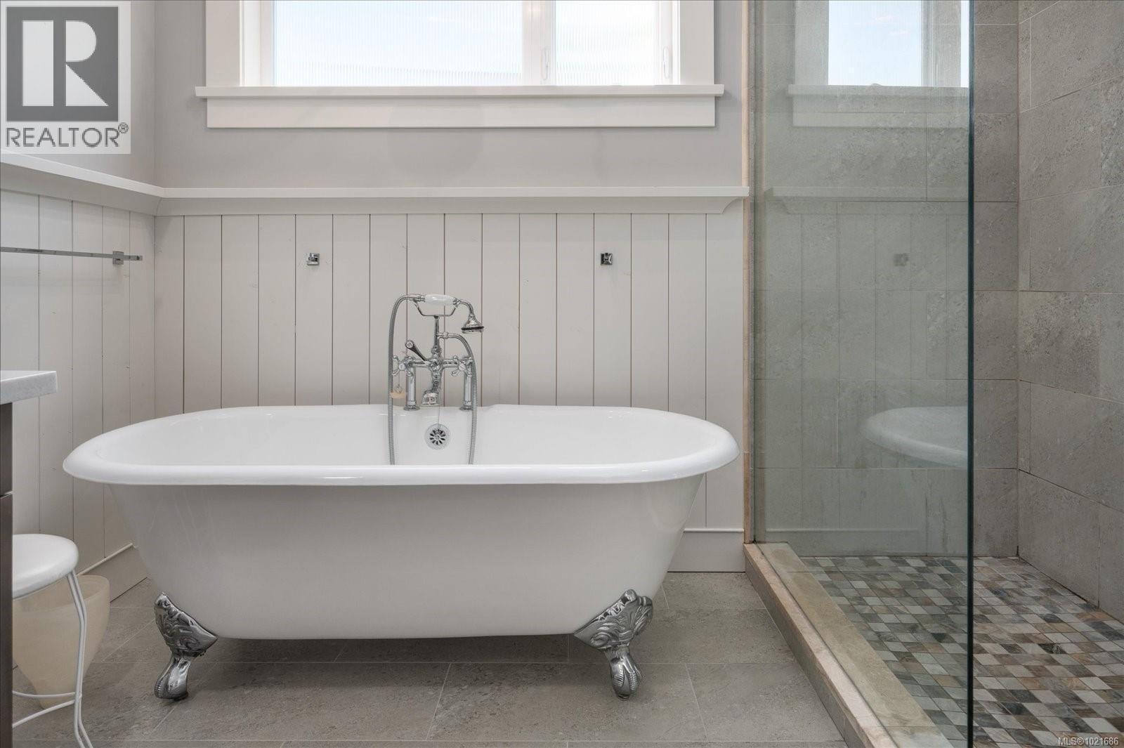 672 Lowry'S Rd, Parksville, BC - Indoor Photo Showing Bathroom