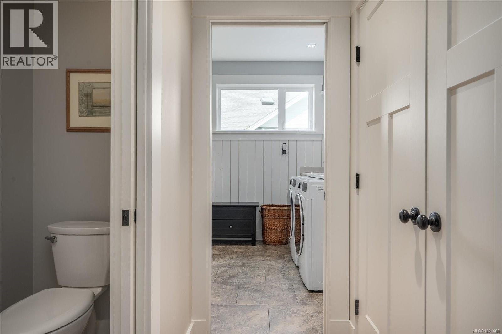 Main level bathroom - 672 Lowry'S Rd, Parksville, BC - Indoor Photo Showing Bathroom
