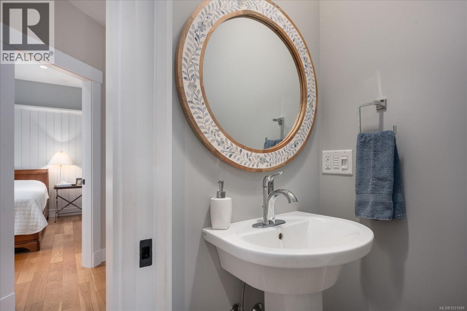 Main level bathroom - 672 Lowry'S Rd, Parksville, BC - Indoor Photo Showing Bathroom