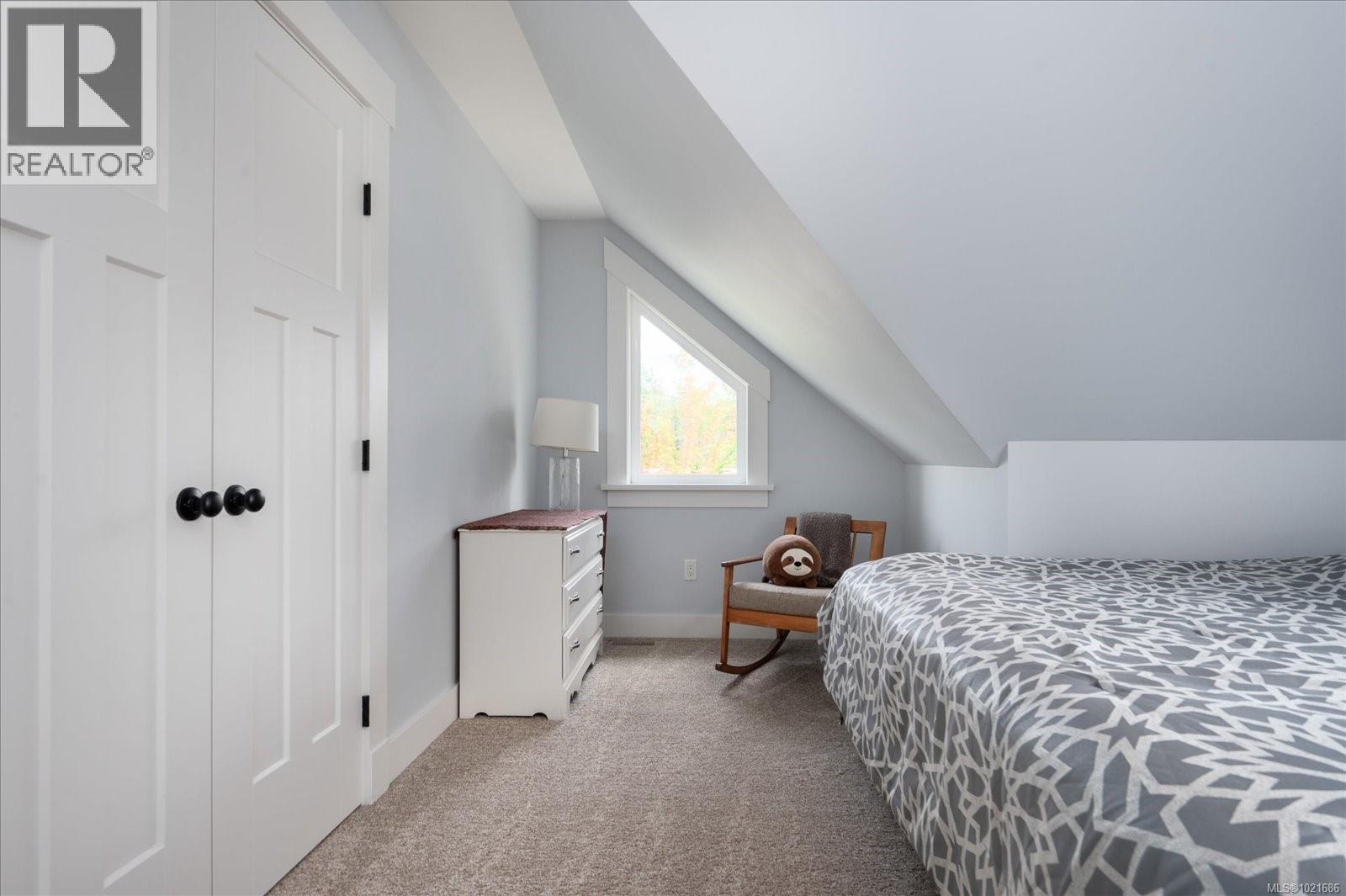 Upper level bedroom - 672 Lowry'S Rd, Parksville, BC - Indoor Photo Showing Bedroom