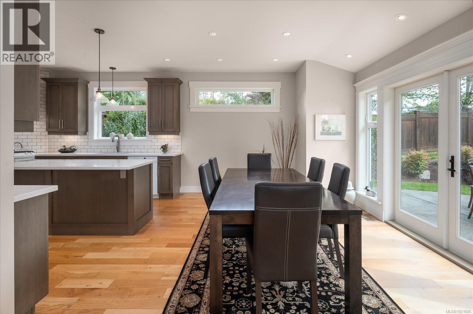 672 Lowry'S Rd, Parksville, BC - Indoor Photo Showing Dining Room