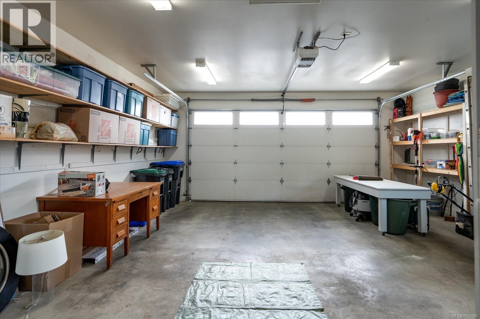 672 Lowry'S Rd, Parksville, BC - Indoor Photo Showing Garage