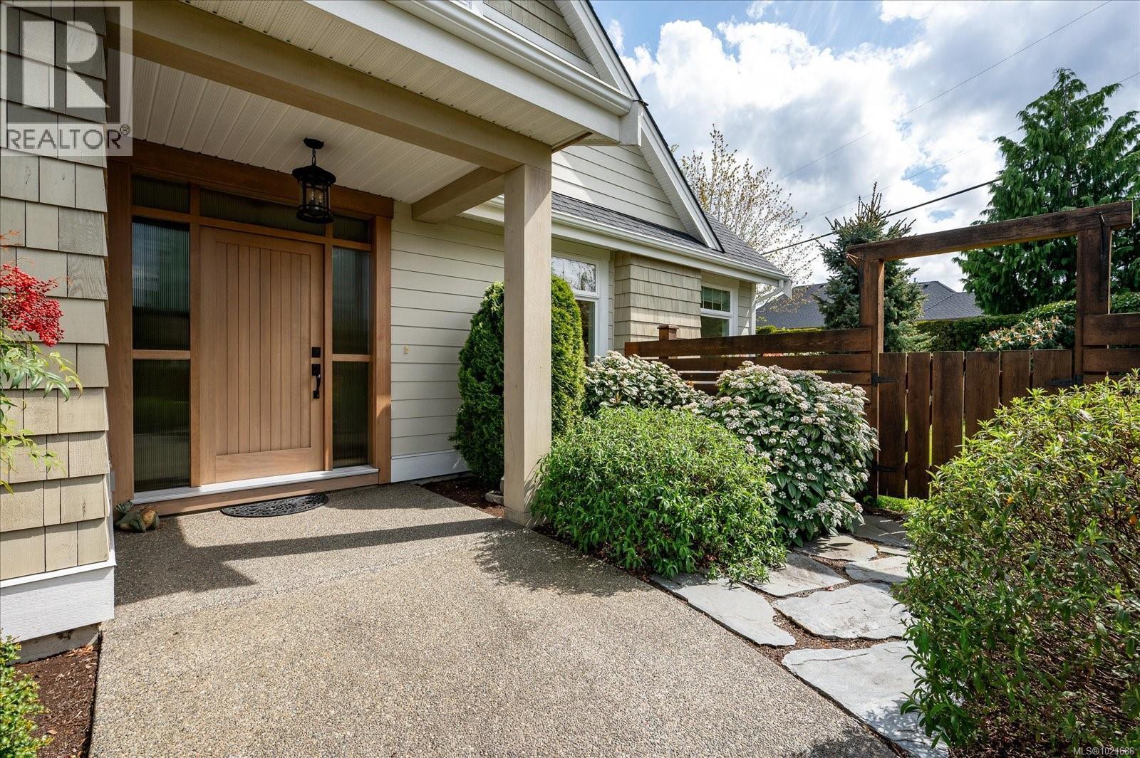 672 Lowry'S Rd, Parksville, BC - Outdoor