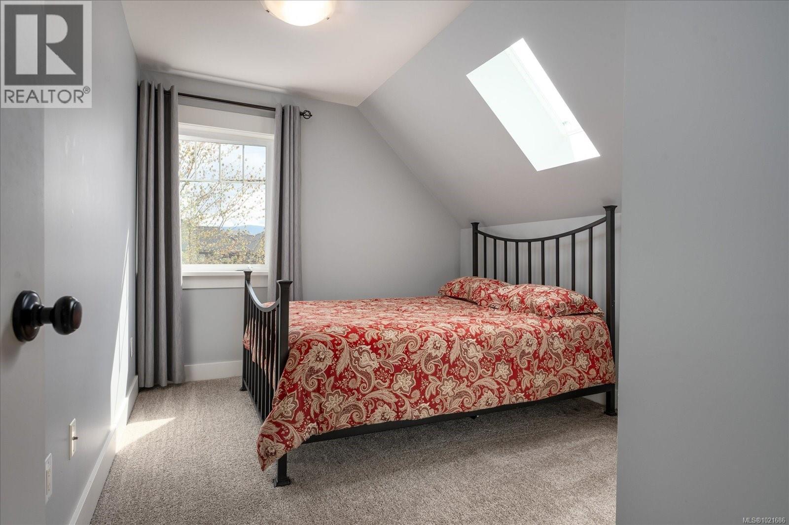 Upstairs bedroom - 672 Lowry'S Rd, Parksville, BC - Indoor Photo Showing Bedroom