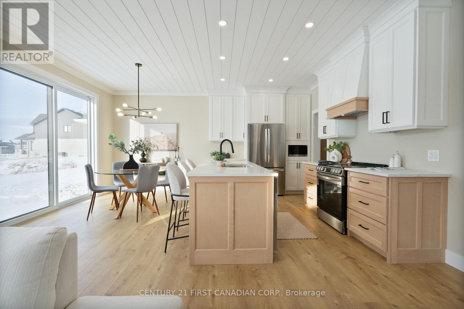 25 Sheldabren Street, North Middlesex (Ailsa Craig), ON - Indoor Photo Showing Kitchen With Upgraded Kitchen