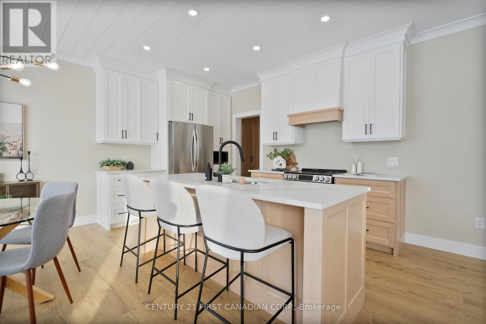 25 Sheldabren Street, North Middlesex (Ailsa Craig), ON - Indoor Photo Showing Kitchen With Upgraded Kitchen
