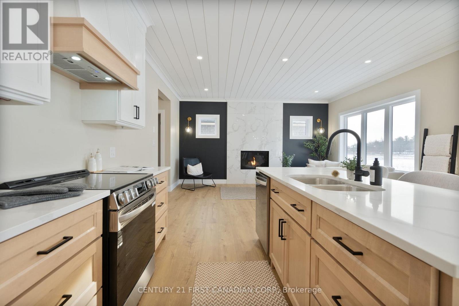 25 Sheldabren Street, North Middlesex (Ailsa Craig), ON - Indoor Photo Showing Kitchen With Double Sink With Upgraded Kitchen