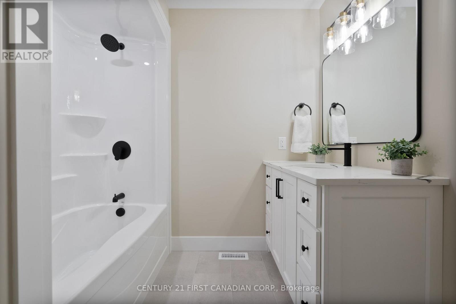 25 Sheldabren Street, North Middlesex (Ailsa Craig), ON - Indoor Photo Showing Bathroom