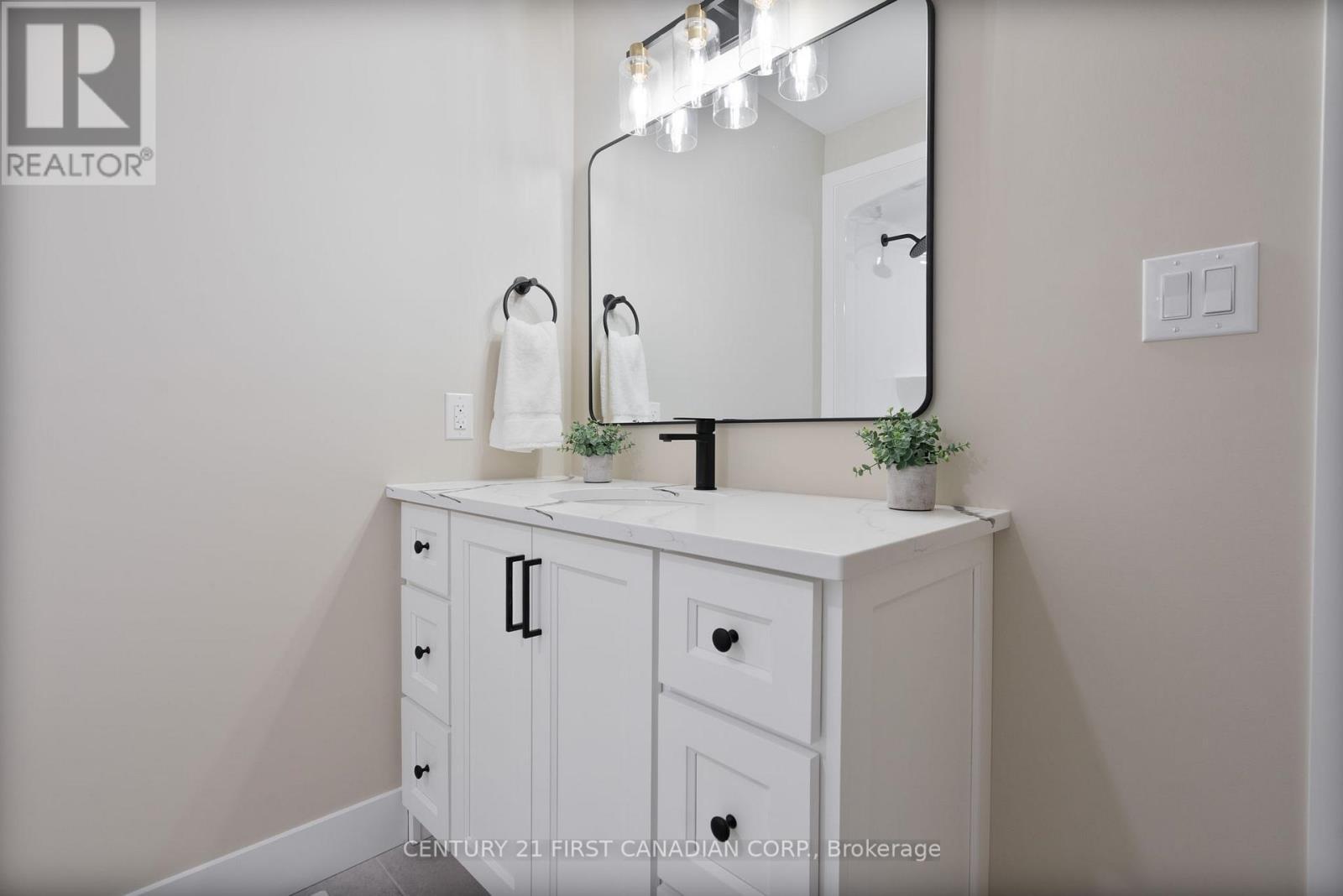 25 Sheldabren Street, North Middlesex (Ailsa Craig), ON - Indoor Photo Showing Bathroom