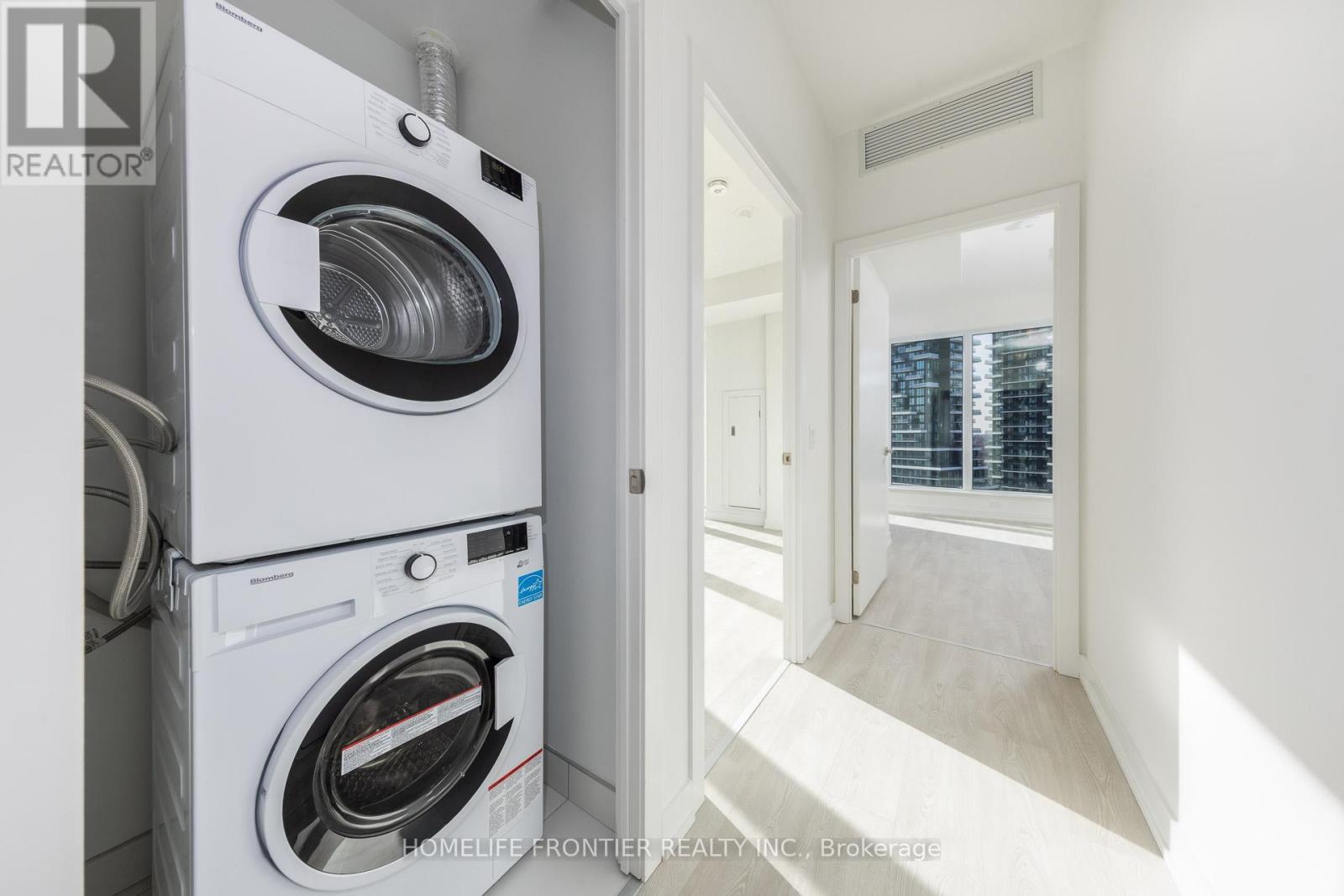 1414 - 1 Quarrington Lane, Toronto, ON - Indoor Photo Showing Laundry Room