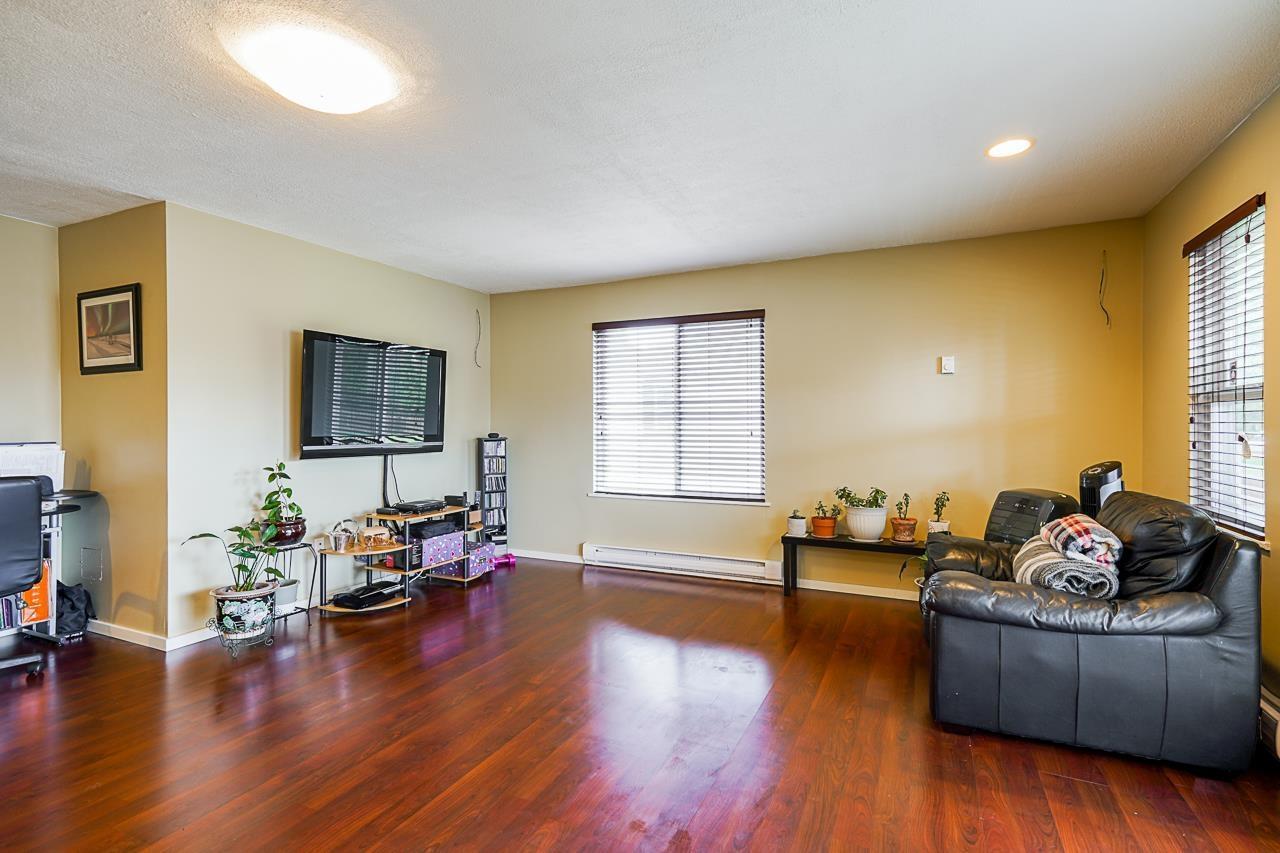 14145 101 Avenue, Surrey, BC - Indoor Photo Showing Living Room