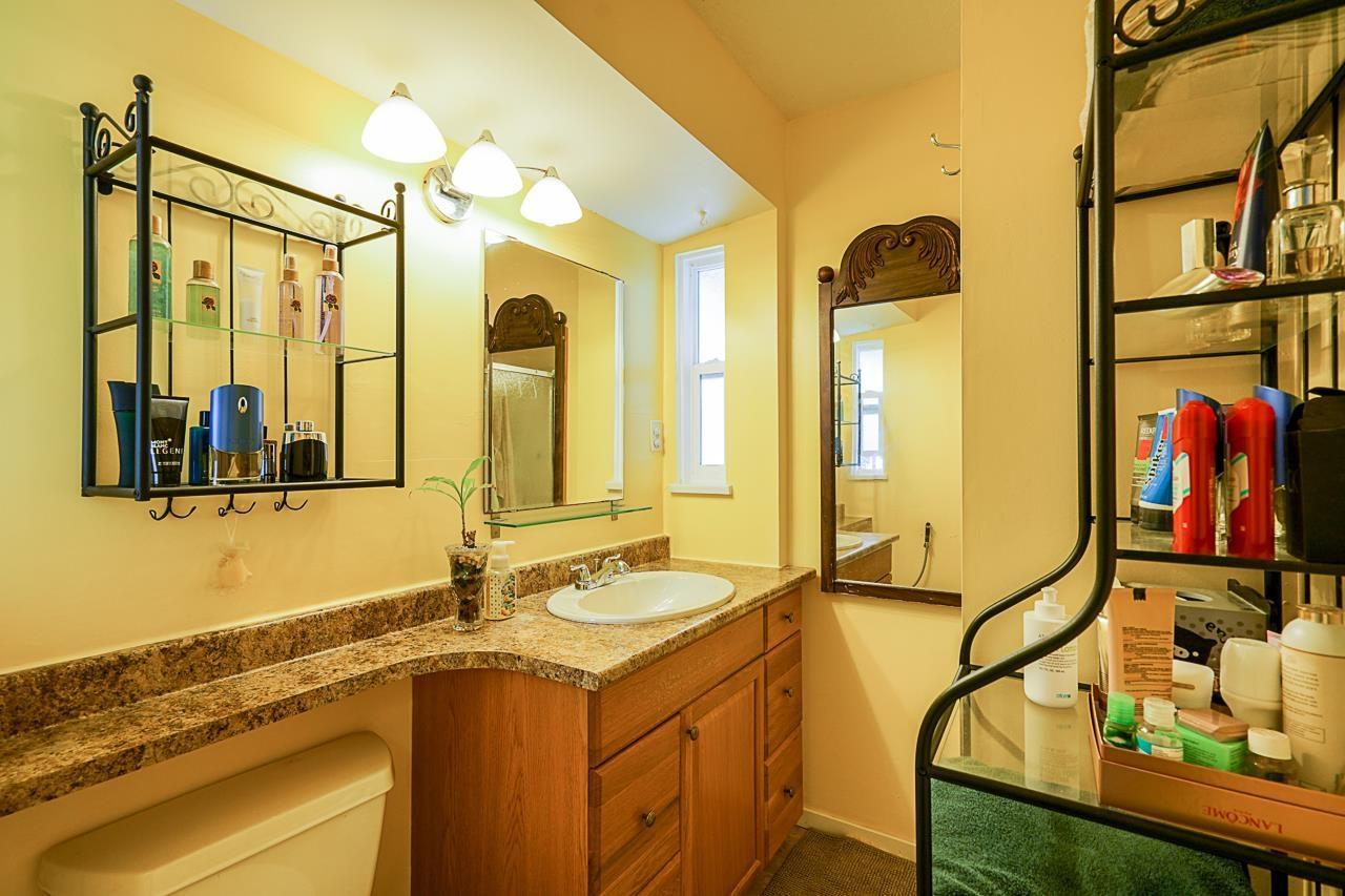 14145 101 Avenue, Surrey, BC - Indoor Photo Showing Bathroom
