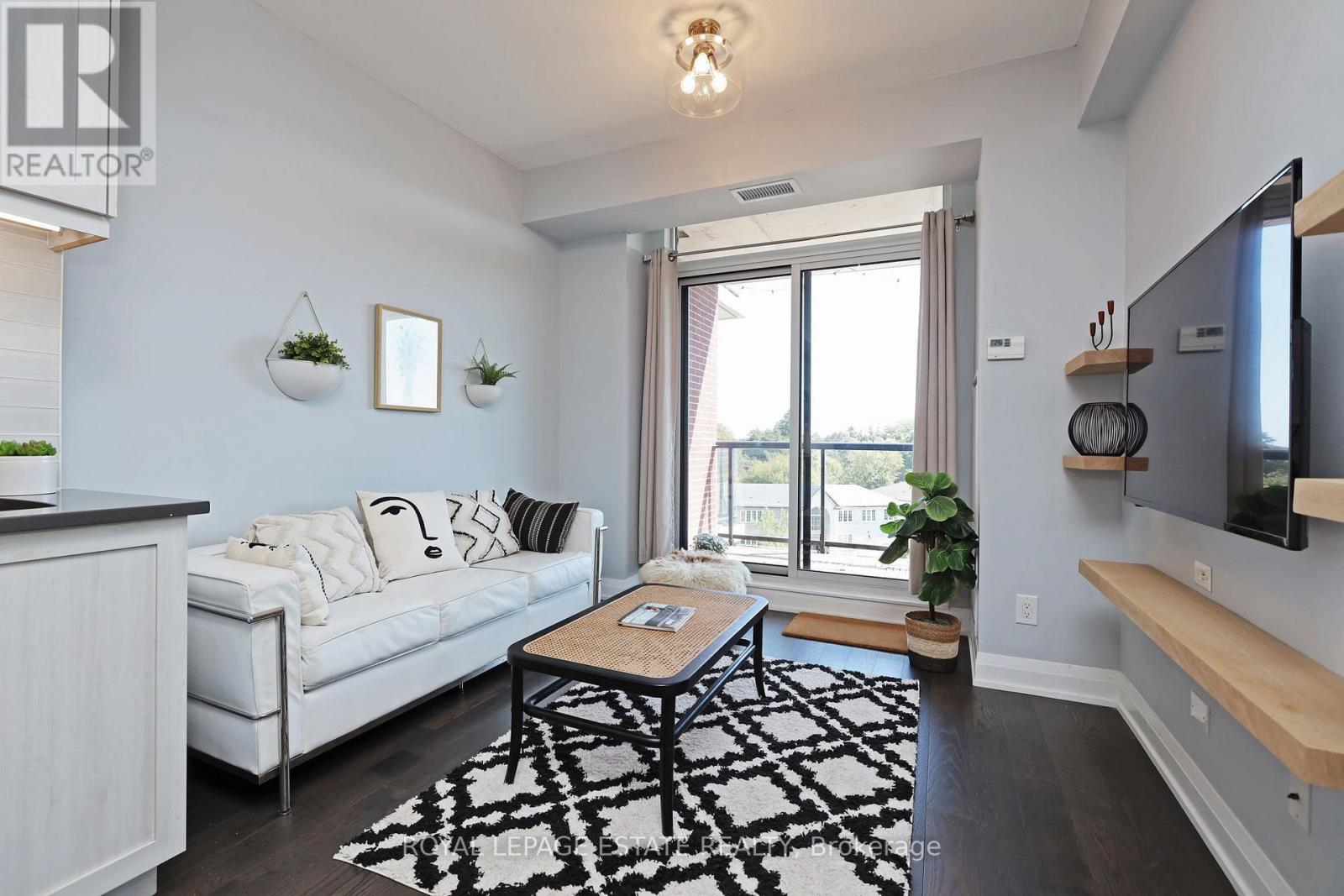 601 - 3655 Kingston Road, Toronto, ON - Indoor Photo Showing Living Room