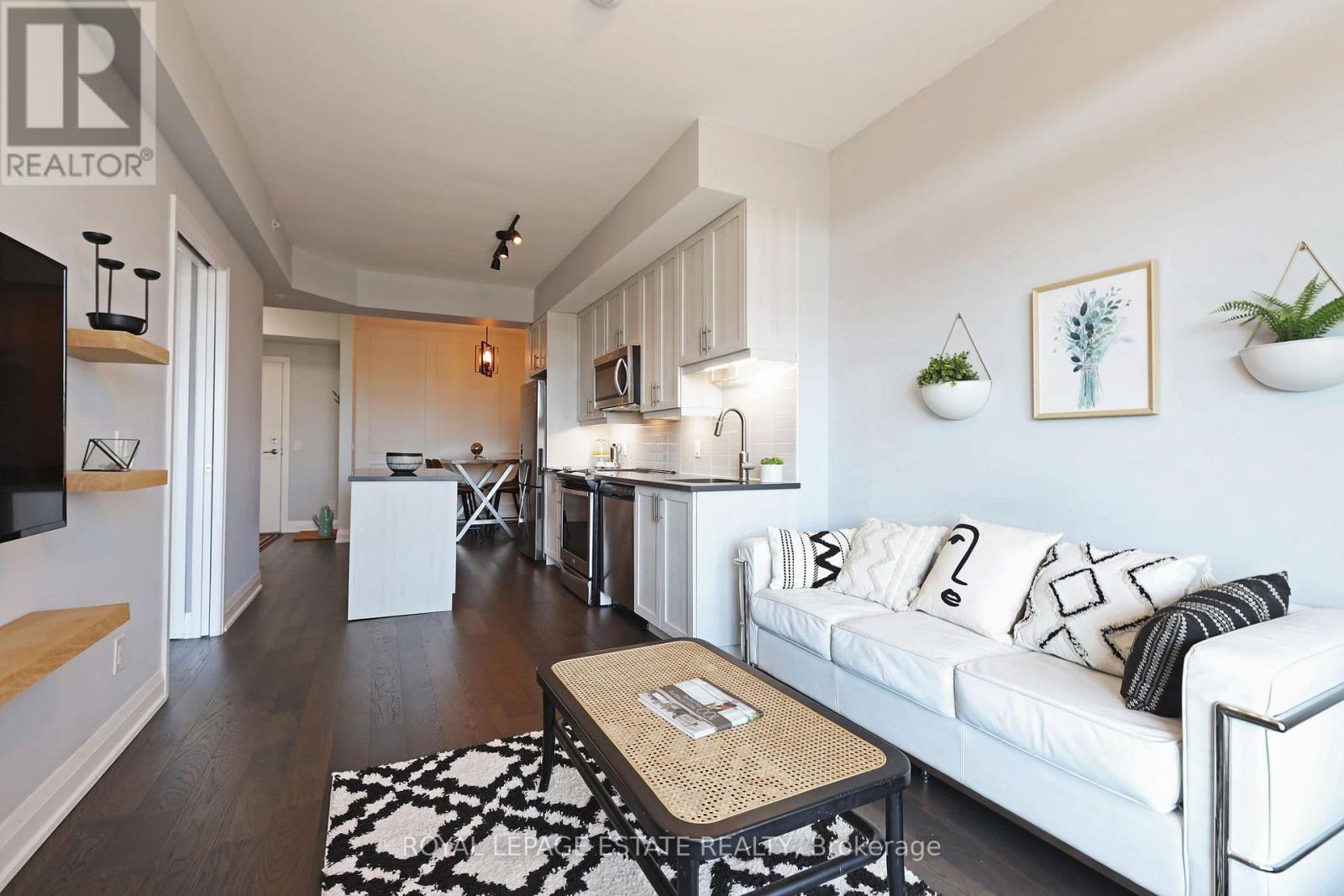 601 - 3655 Kingston Road, Toronto, ON - Indoor Photo Showing Living Room
