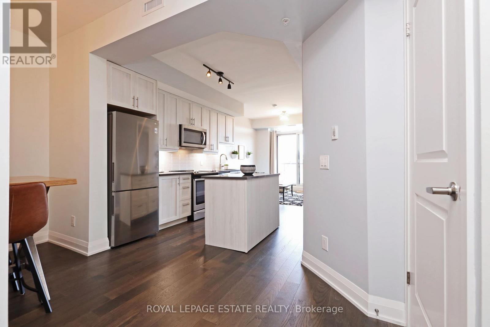 601 - 3655 Kingston Road, Toronto, ON - Indoor Photo Showing Kitchen With Stainless Steel Kitchen With Upgraded Kitchen
