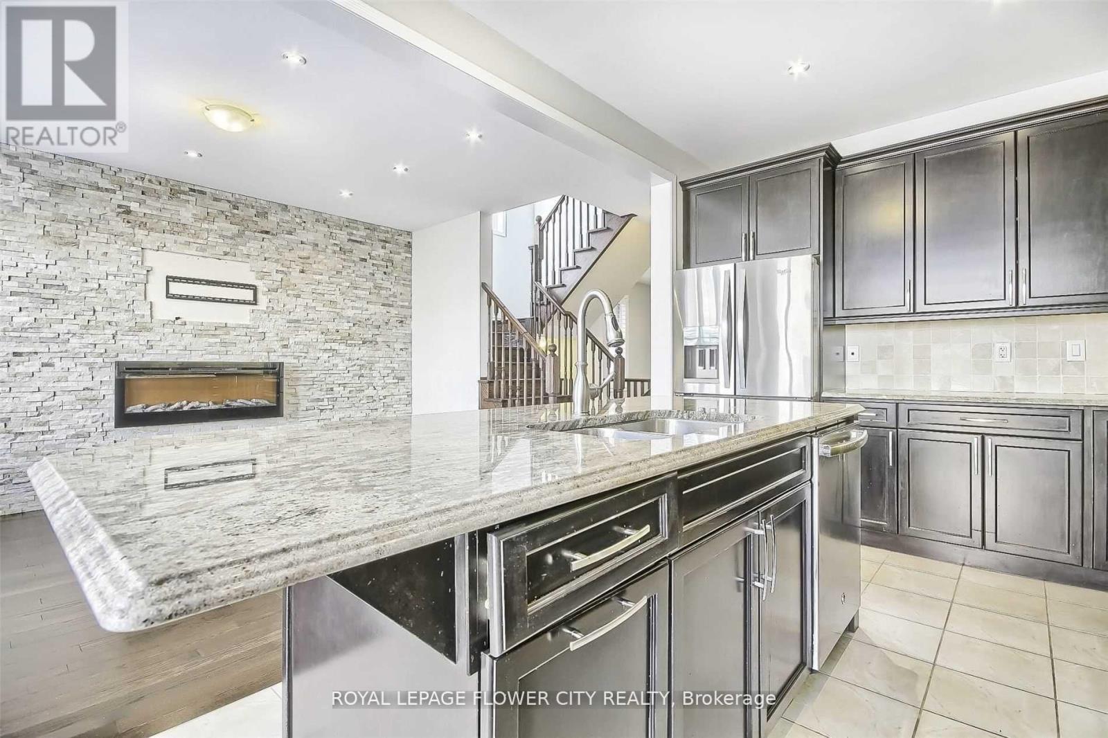 609 Gibson Crescent, Milton, ON - Indoor Photo Showing Kitchen With Upgraded Kitchen