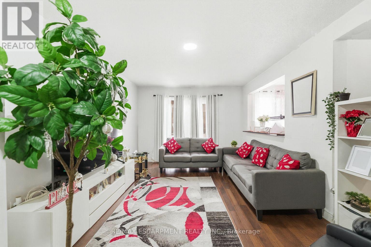 2 - 262 Kenora Avenue, Hamilton, ON - Indoor Photo Showing Living Room