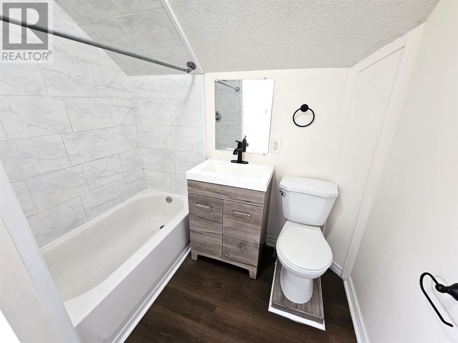 104 London St, Sault Ste. Marie, ON - Indoor Photo Showing Bathroom
